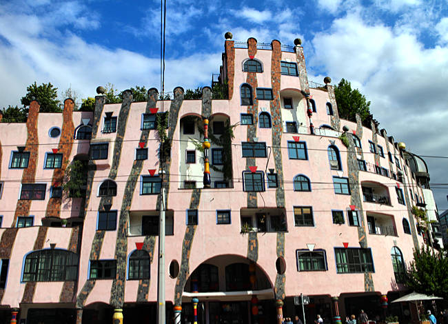 Mittellandkanal - Magdeburg - Hundertwasserhaus Grüne Zitadelle, errichtet 2005