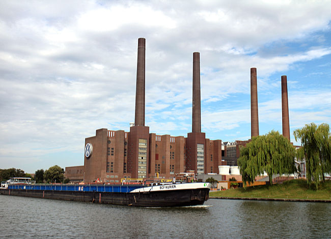 Wolfsburg - Frachtschiff vor dem VW-Werk am Mittellandkanal