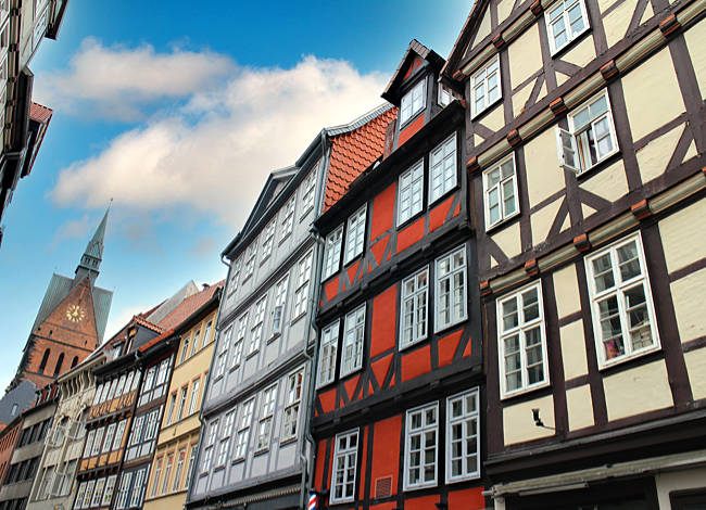 Hannover Altstadt - Fachwerkhäuser in der Kramerstraße, im Hintergrund die Marktkirche