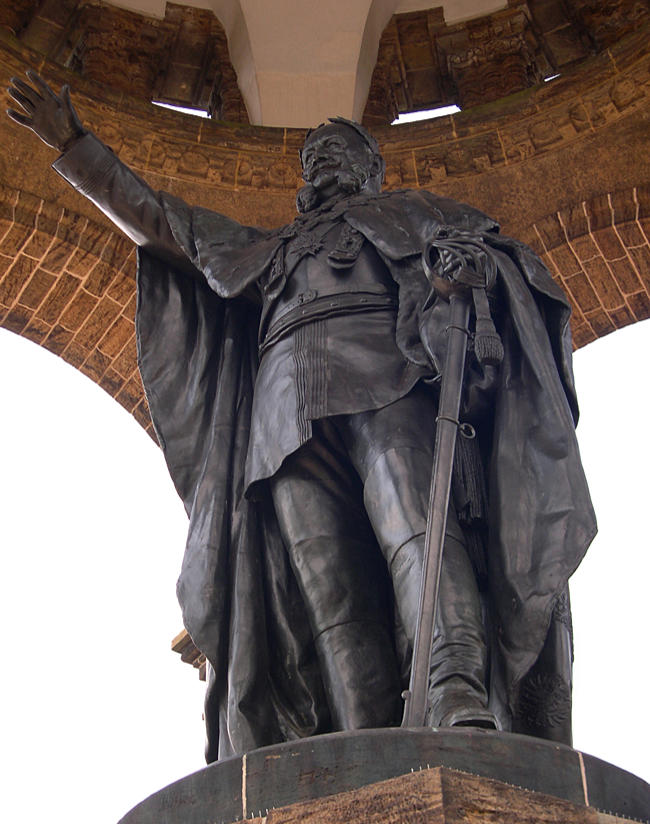 Porta Westfalica - Kaiser-Wilhelm-Denkmal von 1896 auf dem Wittekindberg an der Weser