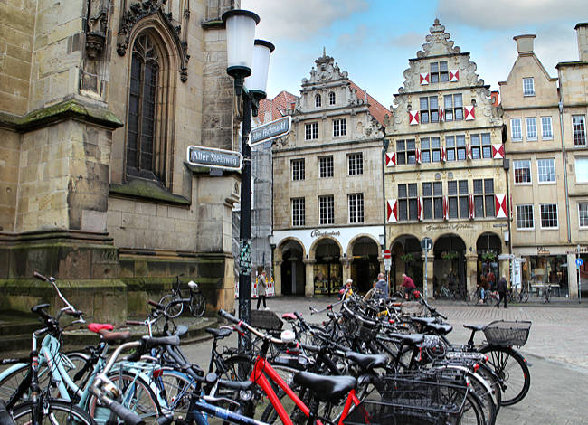 Münster ist Fahrradstadt - Kaufmannshäuser mit Bogengängen