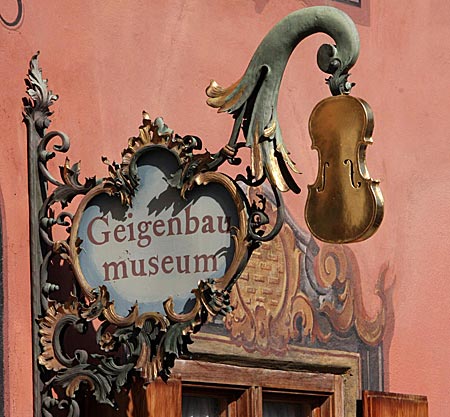 Mittenwald - In einer der historischen Gassen versteckt sich das Geigenbauermuseum
