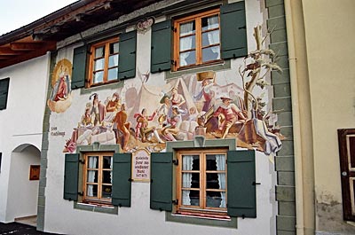 Mittenwald - Statt Schaufenstergucken: Lüftlmalerei an einer Mittenwalder Fassade
