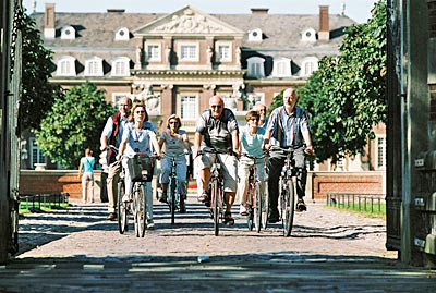 Münsterland - Radfahrer vor Schloss Nordkirchen