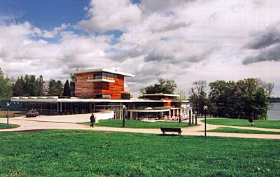 Oberbayern - Buchheim-Museum im Klosterort Bernried am Ufer des Starnberger Sees: Das nach Plänen des Architekten Günter Behnisch gebaute Museum beherbergt die viel diskutierte Sammlung von Lothar-Günther Buchheim