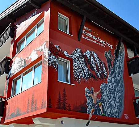 Oberbayern - Effektvoll: Bernhard Riegers dramatische Arbeit an einem Hotel in Garmisch