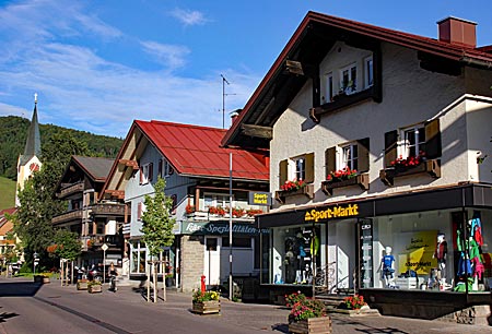 Oberstaufen im Allgäu - typische allgäuer Häuser im Zentrum