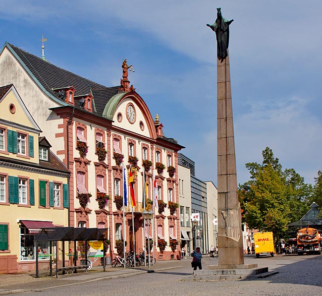 Offenburg Der Markplatz mit Obelisk, Rathaus und Hotel Sonne