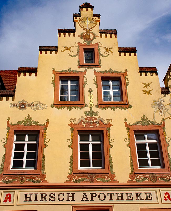 Offenburg Die Hirschapotheke aus dem 17. Jh. mit aufwändiger Fassade