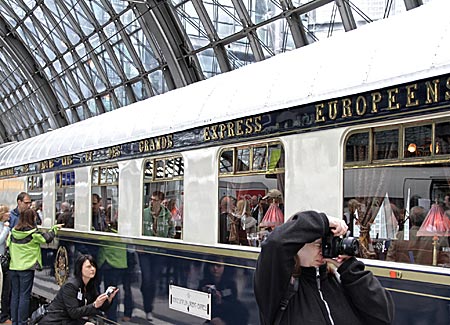 Venice Simplon-Orient-Express - Die historischen Waggons sind Objekt der Neugier und Trainspottern