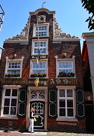 Ostfriesland - Das Haus Samson in Leer beherbergt Weine aus aller Welt, Teespezialitäten und ein kleines Museum zur friesischen Wohnkultur.