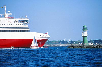 Warnemünde - Fähre mit Leuchtfeuer an der Hafeneinfahrt