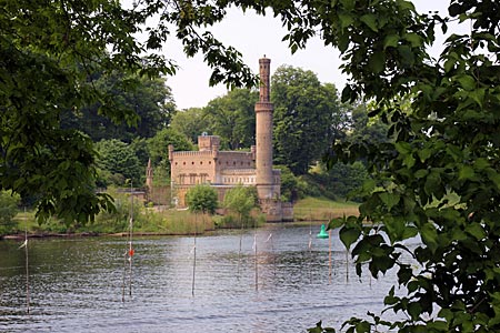 Potsdam - Floßfahrt über die Havel - Blick auf den Babelberger Park von der Havel aus