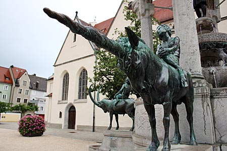 Allgäu - Jugendstilbrunnen vor der St.-Mang Kirche in Kempten