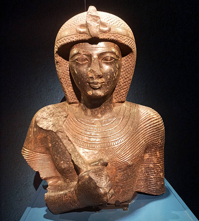 Odysseum, Ausstellung, Oberer Teil einer Statue von Ramses II., der das Heka-Zepter hält, Granodiorit, Neues Reich, 19. Dynastie, Ägyptisches Museum