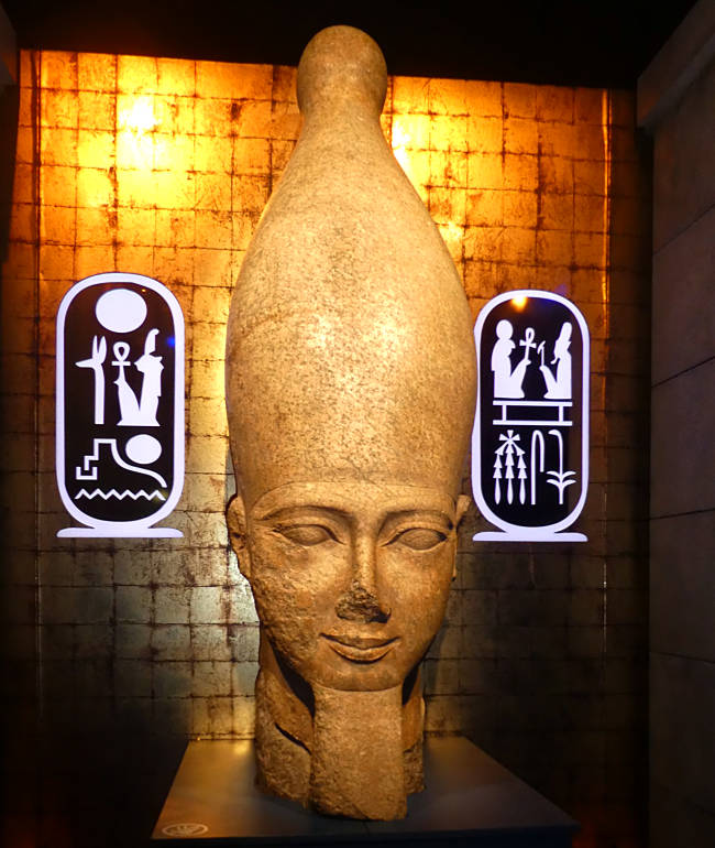 Odysseum, Ausstellung, Kopf einer Kolossalstatue von Ramses II., Roter Granit, Neues Reich, 19. Dynastie, Ägyptisches Museum, Nachbearbeitung einer Staute eines Königs aus dem Mittleren Reich