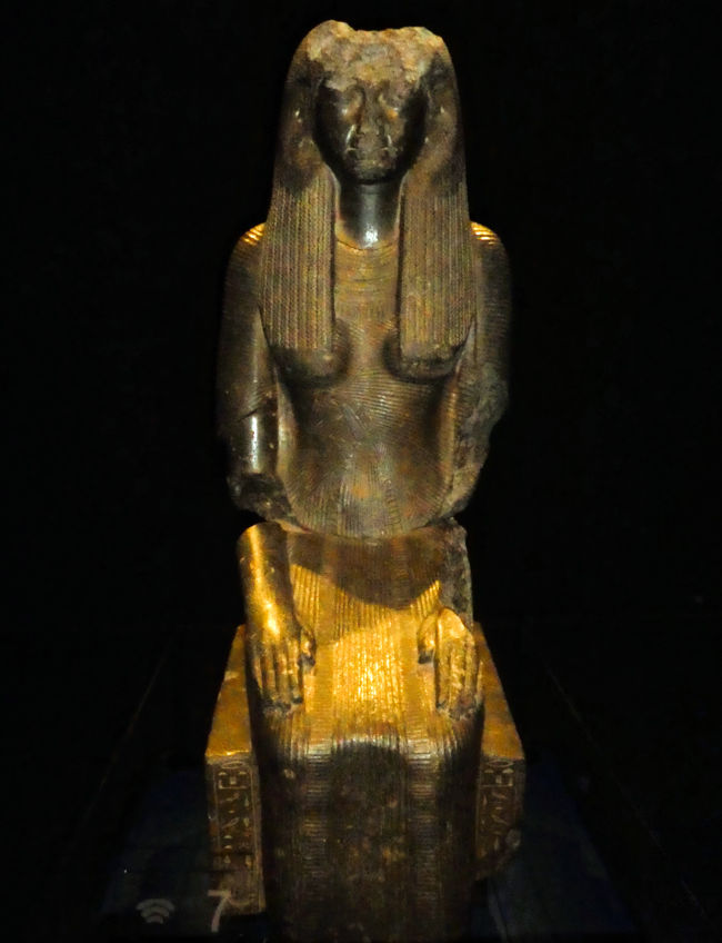 Odysseum, Ausstellung, Statue der Königin Tuja, Granodiorit, Neues Reich, 19. Dynastie, Ägyptisches Museum. Neu behauen aus der Figur einer Königin aus dem Mittleren Reich.