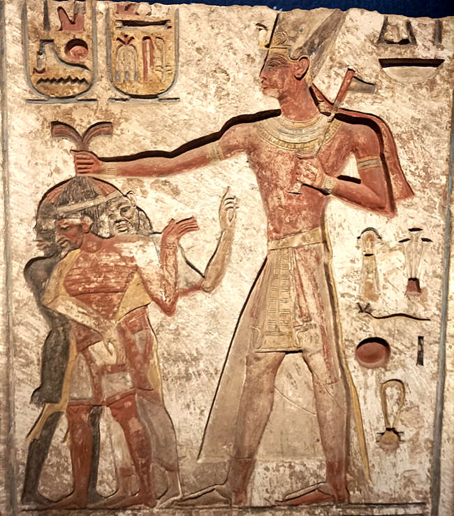Feindliche Gefangene, die auf diesen Fliesen abgebildet sind, verkörpern die externen Bedrohungen Ägyptens. Zu Beginn seiner Herrschaft besiegte Ramses nubische Invasionen aus dem Süden, libysche Truppen, die aus dem Westen angriffen, plündernde Scherden-Piraten an der Mittelmeerküste und hethitische Angriffe im Gebiet des heutigen Syrien.