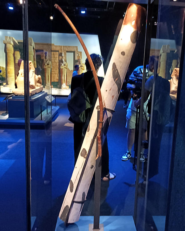 Odysseum, Ausstellung. Köcher aus Holz, der wie ein Tierfell bemalt ist und Teil eines Bogens, Mittleres Reich, Ägyptisches Museum.