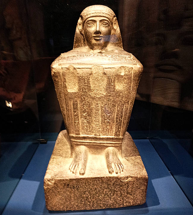 Odysseum, Ausstellung, Blockstatue des Wesirs Paser mit Emblemen der Götter von Theben, aus einer früheren Statue neu behauen, Granodiorit, Neues Reich, 19. Dynastie, Ägyptisches Museum