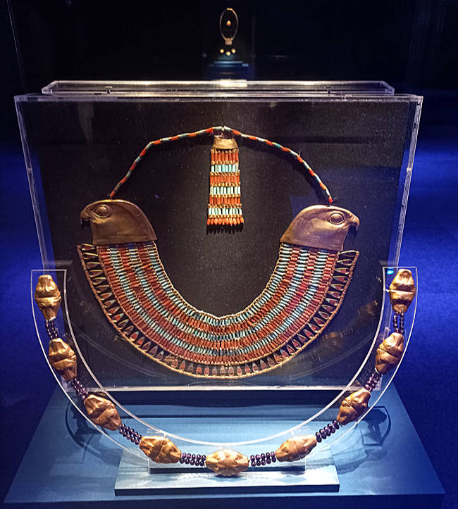 Odysseum, Ausstellung, Hüftgürtel der Prinzessin Merit mit doppelten Leopardenköpfen und falkenköpfiges Halsband und Gegengewicht der Prinzessin Neferuptah, Mittleres Reich, 12. Dynastie, Äpyptisches Museum.