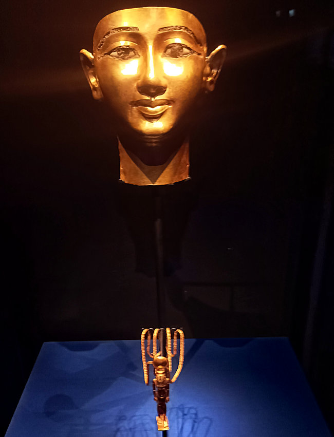 Odysseum, Ausstellung, Goldene Totenmaske des im Leben und Tod unentbehrlichen General Wendjebauendjed wurde in der Grabanlage von Psusennes beigesetzt, um dem König bis in alle Ewigkeit zu dienen