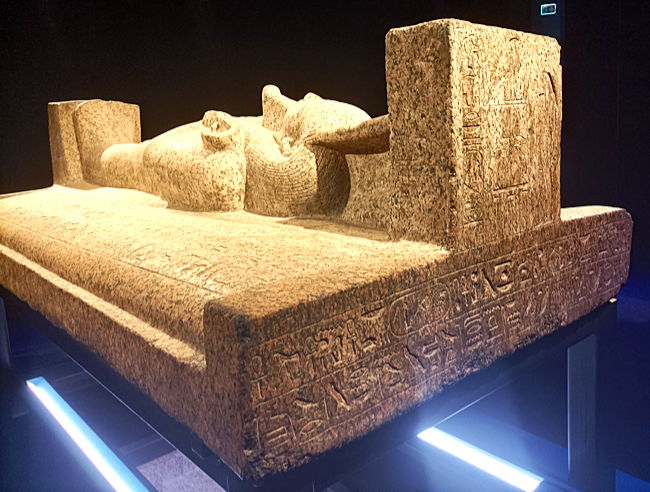 Odysseum, Ausstellung, Deckel des Sarkophags von Merenptha, wiederverwendet für Psusennes I., Granit, Neues Reich, 19. Dynastie, Ägyptisches Musem.