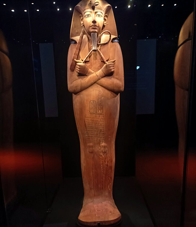 Odysseum, Ausstellung, Sarg Ramses II. Dieser wunderschön geschnitzte Zedernsarg enthielt die sterblichen Überreste von Ramses II. Hieroglyphen auf dem Deckel zeigen seine Kartusche und erzählen die Geschichte seiner Reise von der Grabstätte zum geheimen Lager. Neues Reich, 19. Dynastie, Ägyptisches Museum