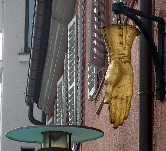 Erlangen, Hängende Schilder, goldener Handschuh einer ehemaligen Handschuh-Fabrik