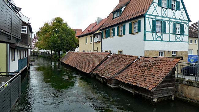 Forchheim, Kleinvenedig, Fischkästen an der Wiesent, die den Forchheimer Fischhändlern seit Jahrhunderten zur Wässerung der Karpfen dienen