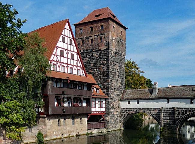 Nürnberg, Henkersteg über die Pegnitz, Wasserturm und Weinstadel