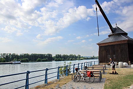 Rheinradweg - Oestricher Weinverladekran von 1745