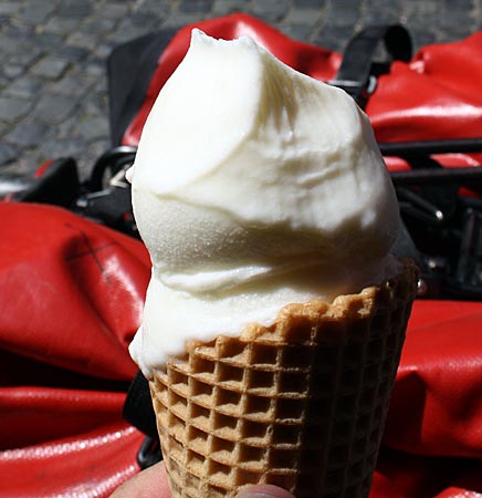 Rheinradweg - „Italia 76 Eiscafé“ in Bacharach. Hier gibt es Rieslingeis