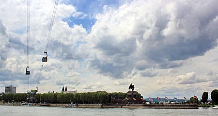 Rheinradweg - Seilbahn zur Festung Ehrenbreitstein im Hintergrund das Deutsche Eck