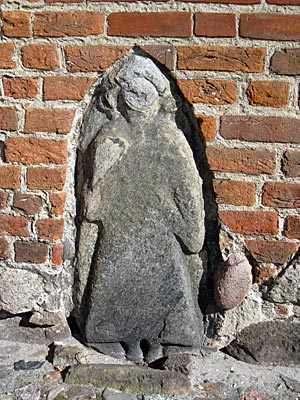 Rügen  - Steinfigur in Bergen