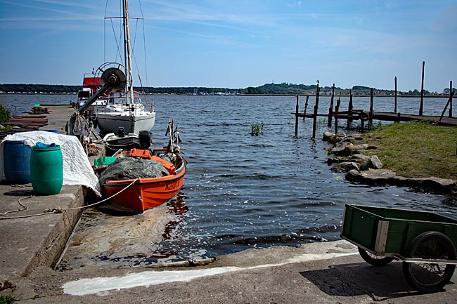 Rügen - Boote in Klein Zicker mit Blick auf den Hafen in Thiessow im Hintergrund