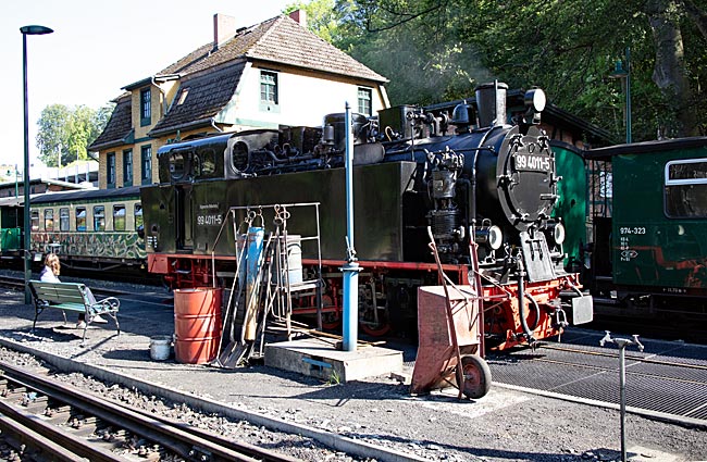 Göhren auf Rügen - der Rasende Roland wird am Bahnhof Göhren mit Wasser betankt