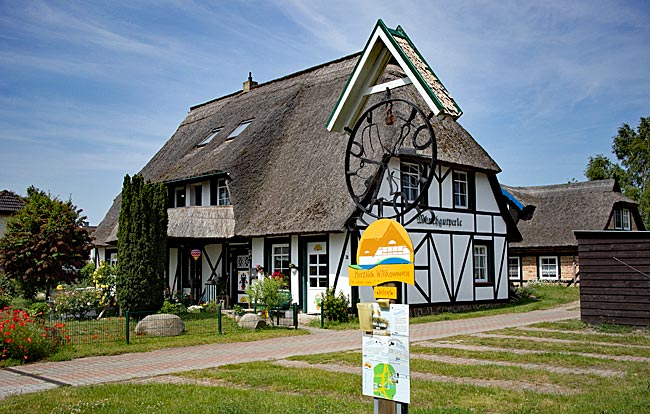 Middelhagen auf Rügen - Fachwerkhaus mit Reetdach