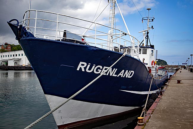 Sassnitz auf Rügen - Schiff im Stadthafen von Sassnitz
