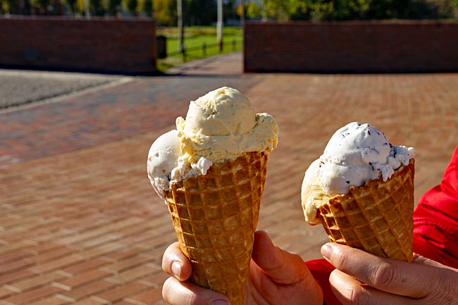 Ostseebad Baabe auf Rügen - Speiseeis in der Waffel