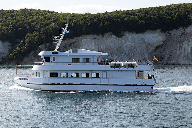 Ausflugsschiff in Sassnitz vor der Kreideküste