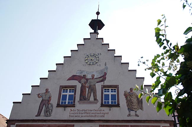 Schiltach: Blick auf die Fresken des Rathausgiebels