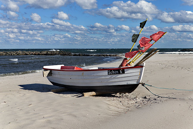 Fischerboot bei den Fischbuden bei Schönberger Strand - Probstei