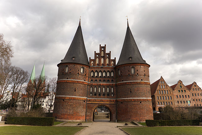 Holstentor in Lübeck mit Salzspeichergruppe