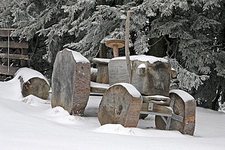 Tölzer Land - Wenn auch tief verschneit, einige der Kunstwerke entlang des Kunstwanderweges auf dem Blomberg haben auch im Winter ihren Reiz