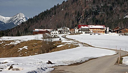 Tölzer Land - Fernab vom Schuss – die Jachenau ein sehr ruhiges und romantisches Fleckchen mit tollen Loipen und Winterwanderwegen. Ein Bilderbuchdorf