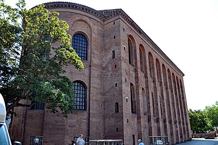 Trier - Noch aus römischer Zeit: Apsis und Westfassade der Basilika.