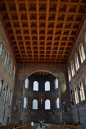 Trier - Geschichtsträchtiger Ort: In der Basilika, dem Palast der  Kaiser, sprach Martin mit den römischen Machthabern.