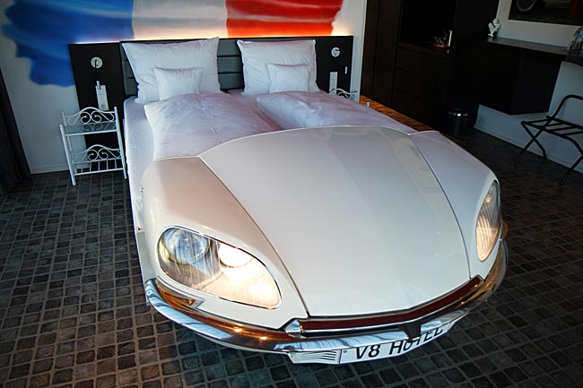 V8 Hotel Böblingen - Bett mit Citroen DS