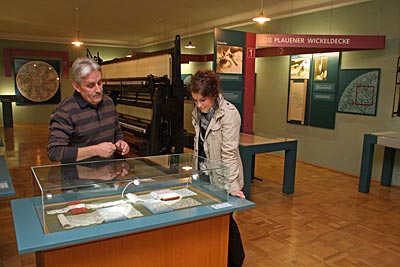 Vogtland - Spitzenmuseum im Alten Rathaus Museumschef Jürgen Fritzlar weist Besucher gern auf besondere aber vielleicht nicht so auffällige Exponate hin